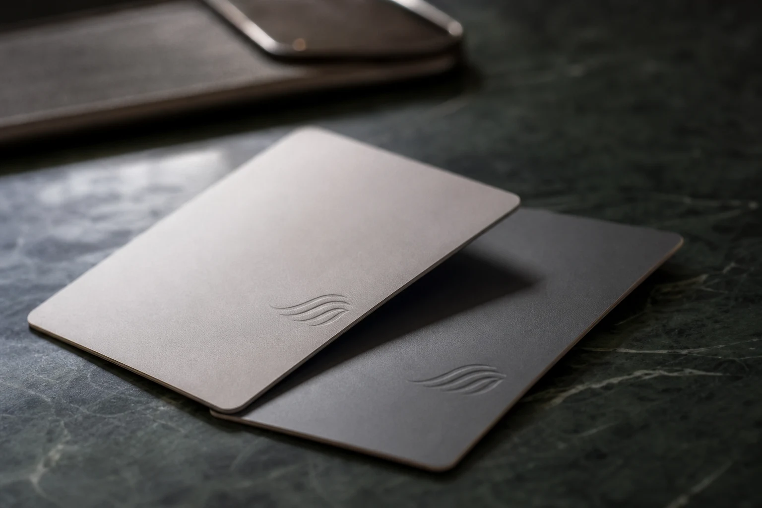 Detalle macro de dos tarjetas de contacto NFC sin marca sobre piedra verde oscuro